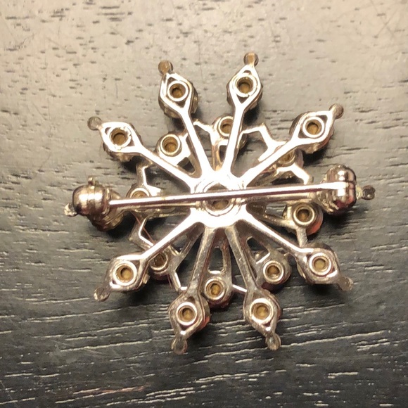 Vintage snowflake prong set Rhinestone brooch. - Picture 6 of 8